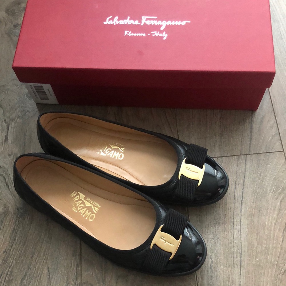 Black ballerina flats